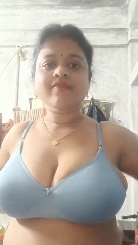 Bengali bhabhi showing her huge boobs
