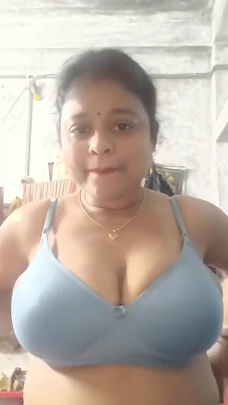 Bengali bhabhi showing her huge boobs