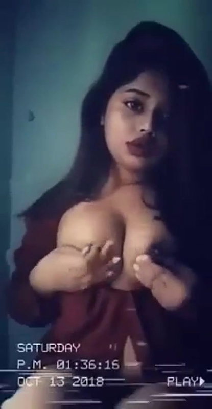 round big boobs girl posing topless viral show