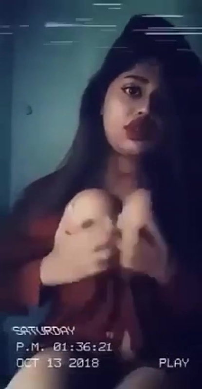 round big boobs girl posing topless viral show