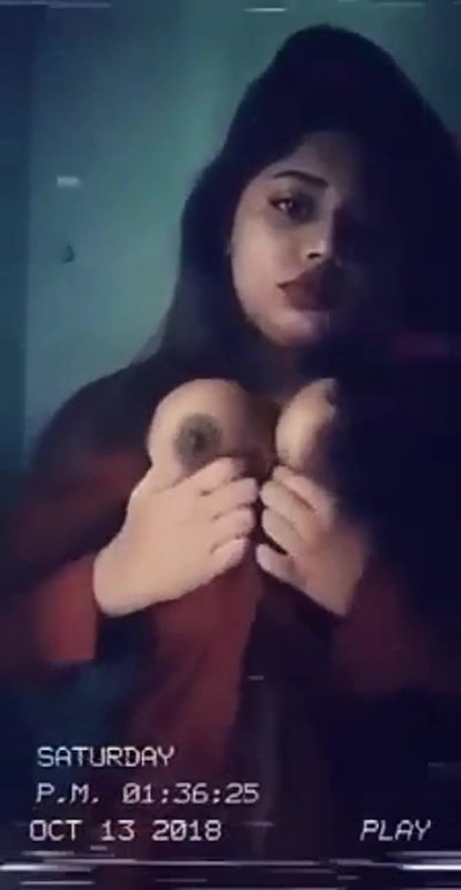 round big boobs girl posing topless viral show