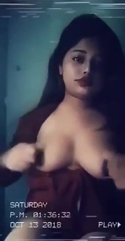 round big boobs girl posing topless viral show