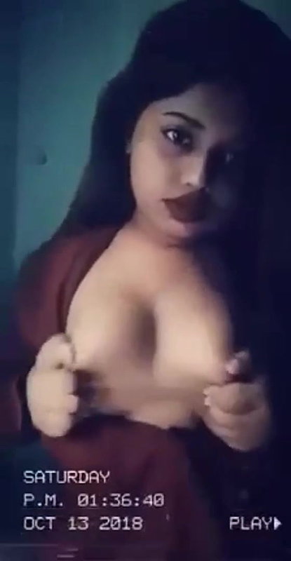 round big boobs girl posing topless viral show
