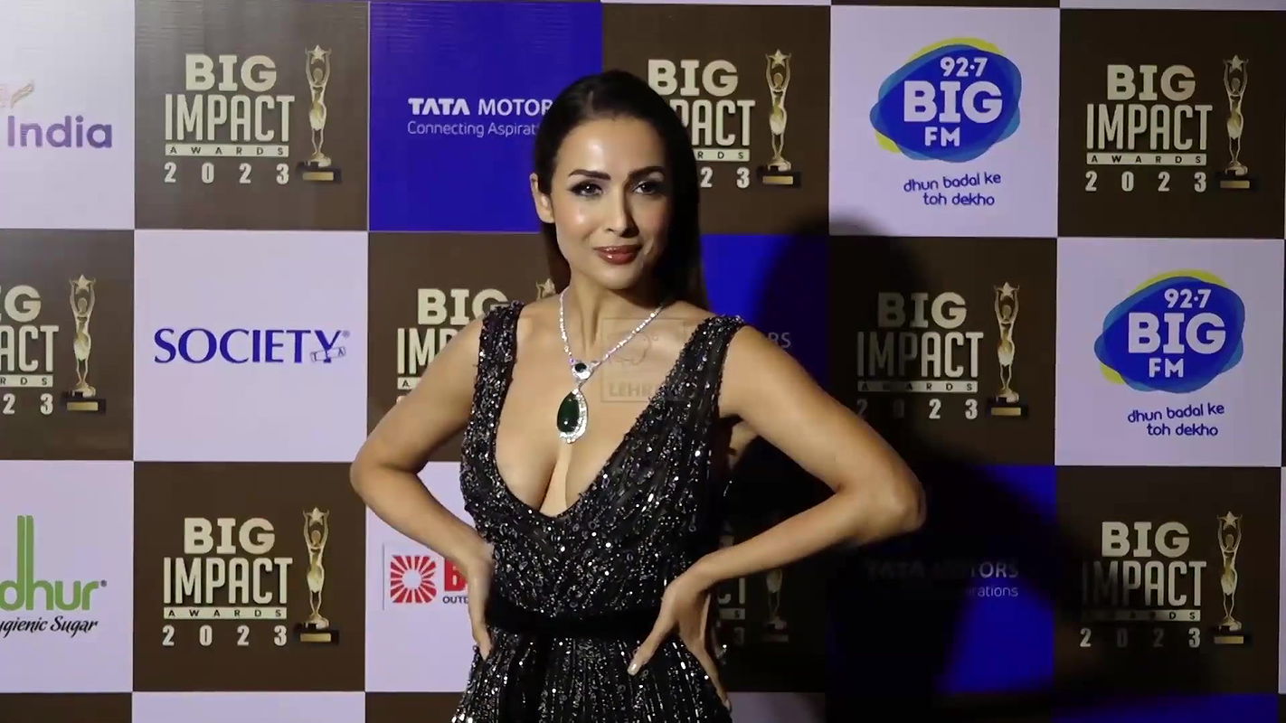 Milf’s Malaika Arora & Shilpa Shetty Super Hot Boobs Show in Red Carpet-1080P