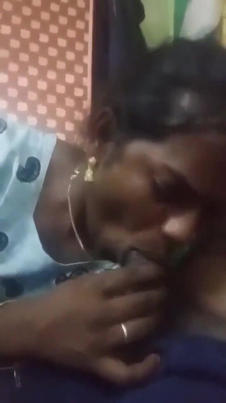 Desi randi sucking dick of her client viral MMS
