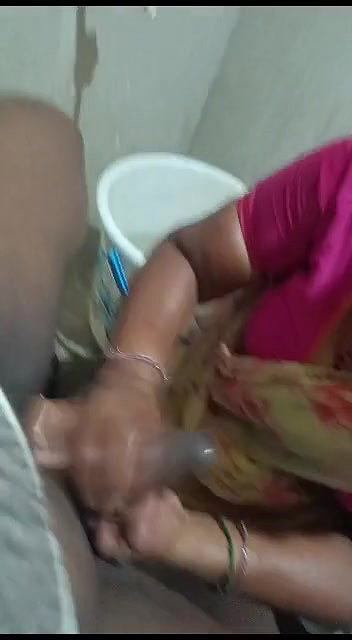 Desi maid sex in bathroom after blowjob to owner