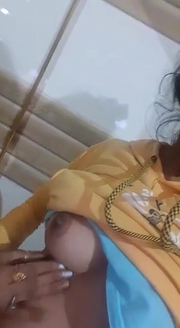 Manali village girl boobs show viral selfie