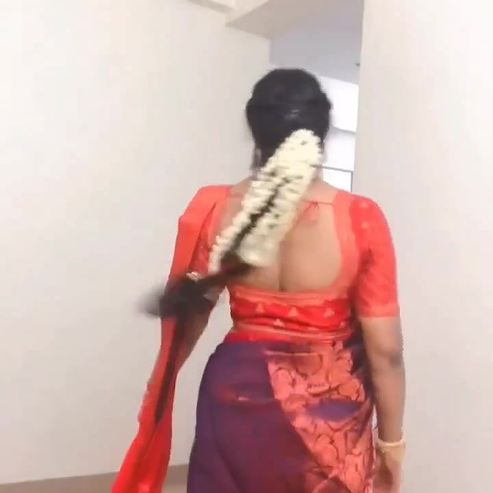 Iyer maami in US huge deep thoppul navel show dance
