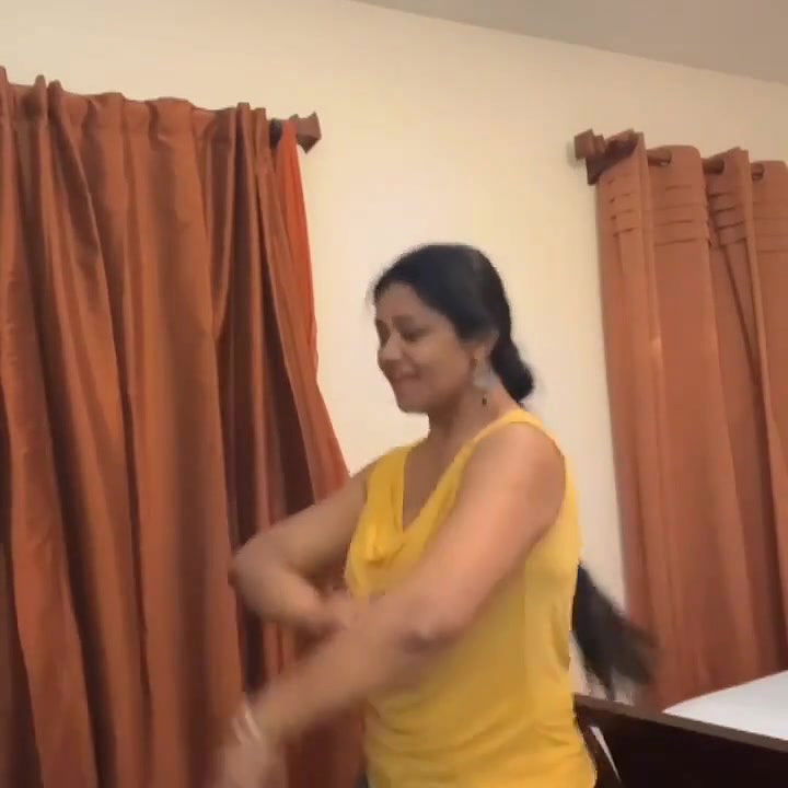 Iyer maami in US huge deep thoppul navel show dance