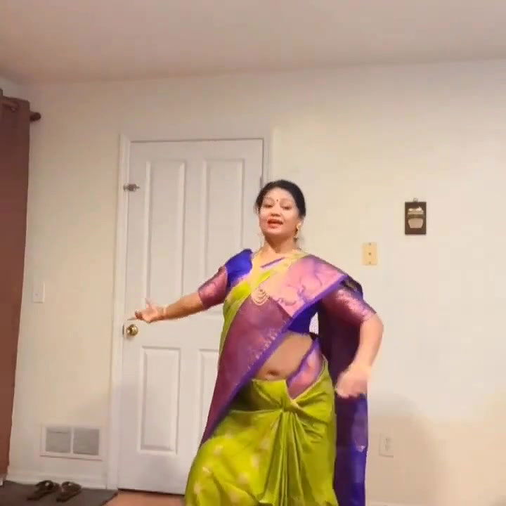Iyer maami in US huge deep thoppul navel show dance
