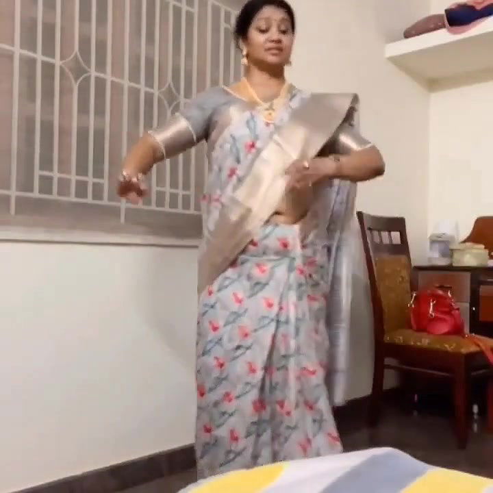 Iyer maami in US huge deep thoppul navel show dance