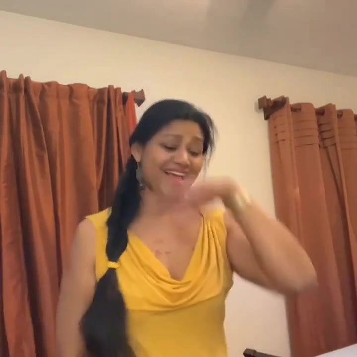 Iyer maami in US huge deep thoppul navel show dance
