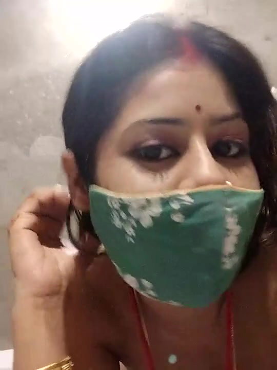 Indian hot beautiful Bhabhi Showing