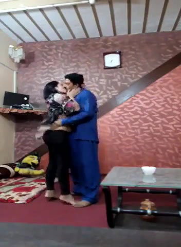 Bhabhi Ko Lund Pe Uthake Padosi Ne Choda