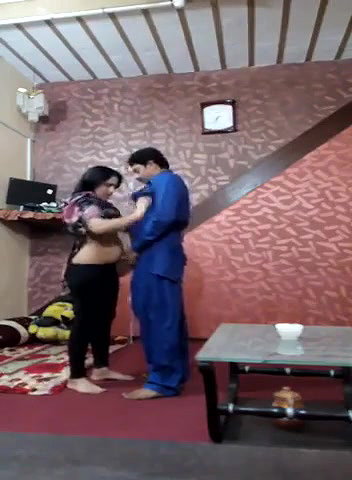 Bhabhi Ko Lund Pe Uthake Padosi Ne Choda