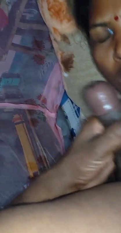 neighbor aunty giving blowjob in Tamil sex video