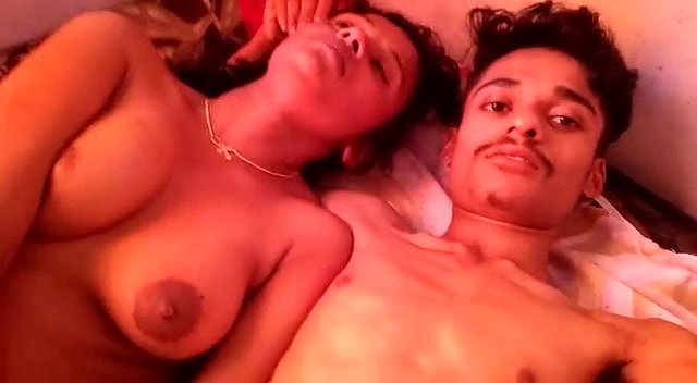 cute Indian lovers sex fun at home viral xxx
