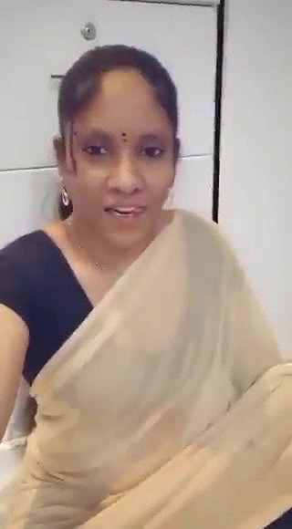 Kochi mallu aunty lifting saree pussy showing
