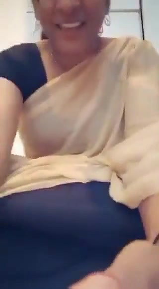 Kochi mallu aunty lifting saree pussy showing