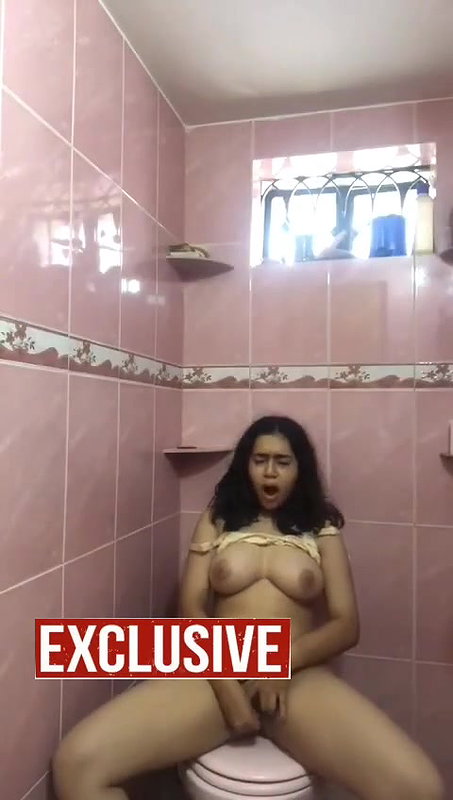 horny chubby Indian girl fingering viral clip