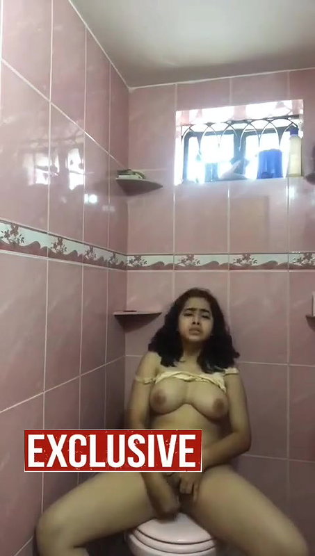 horny chubby Indian girl fingering viral clip