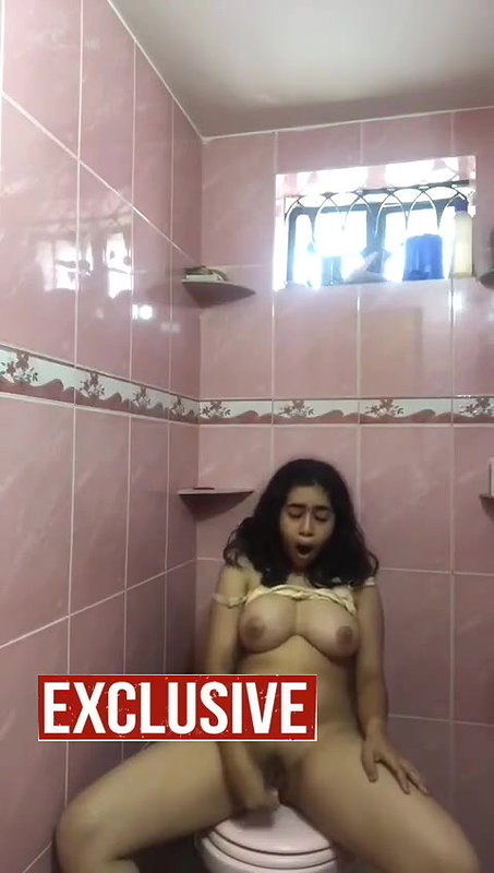 horny chubby Indian girl fingering viral clip