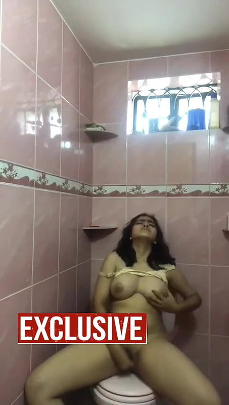 horny chubby Indian girl fingering viral clip