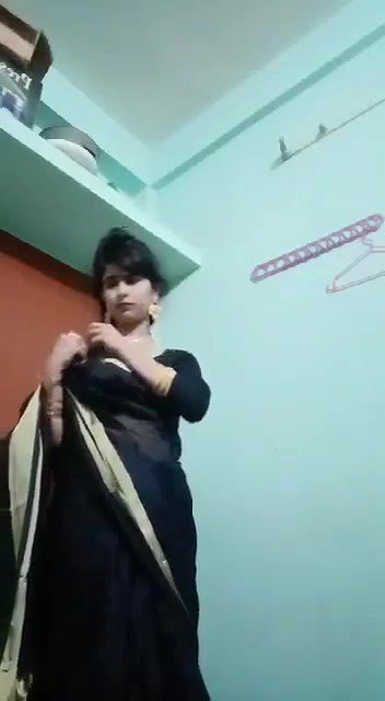 Tall bhabhi stripping saree to nude MMS