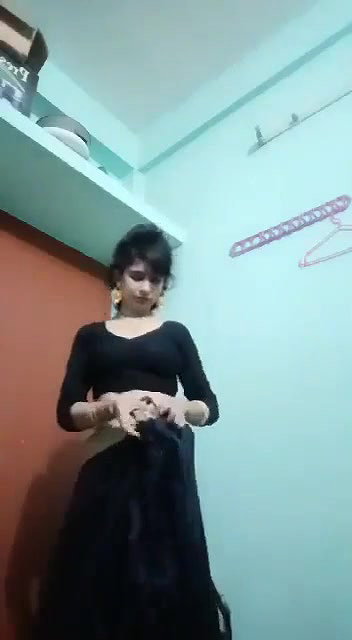 Tall bhabhi stripping saree to nude MMS