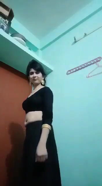 Tall bhabhi stripping saree to nude MMS