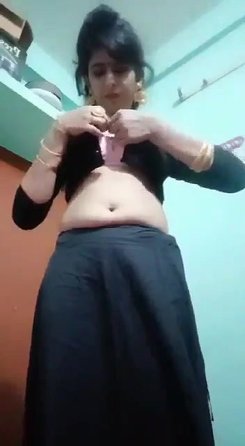 Tall bhabhi stripping saree to nude MMS
