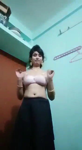 Tall bhabhi stripping saree to nude MMS