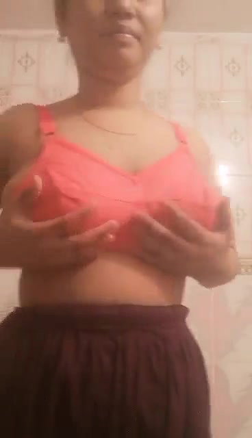 Indian girl showing her boobs  beautiful pussy