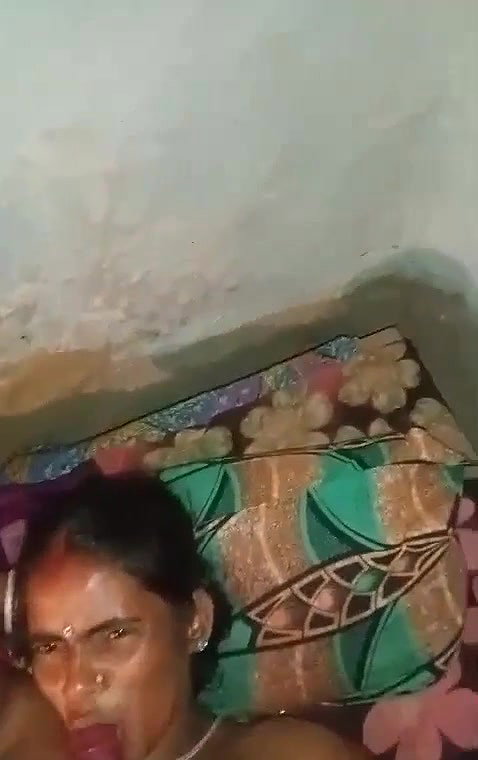 Mature Hindi aunty xxx fucking with a drunk man