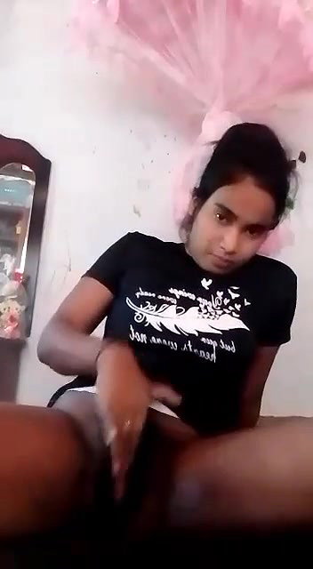 Indian horny girl fingering pussy viral clip