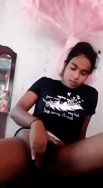 Indian horny girl fingering pussy viral clip