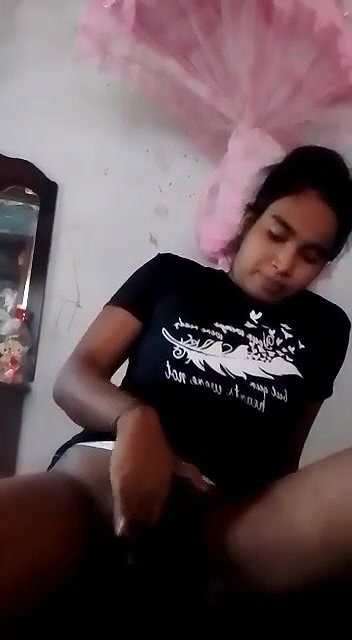 Indian horny girl fingering pussy viral clip