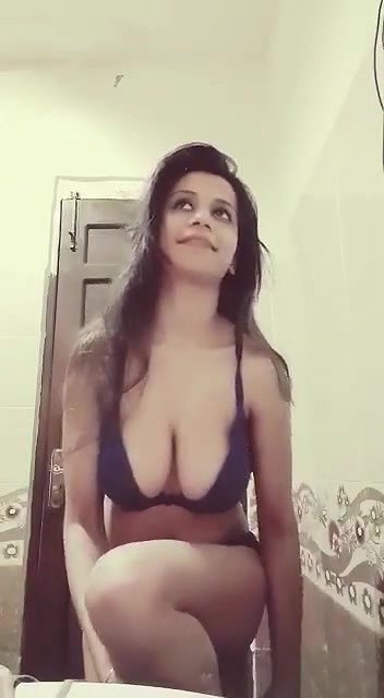 Indian escort girl topless seduction viral clip