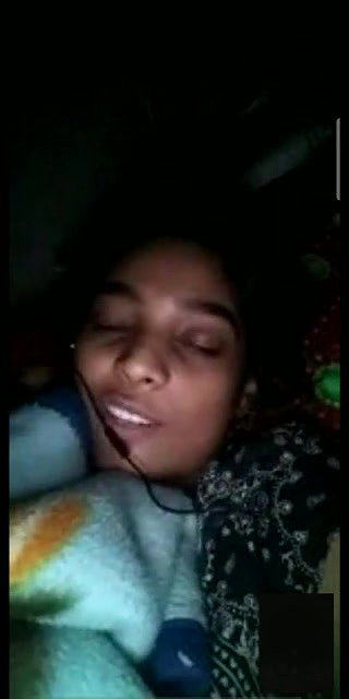 Desisex girl small boobs show in whatsapp