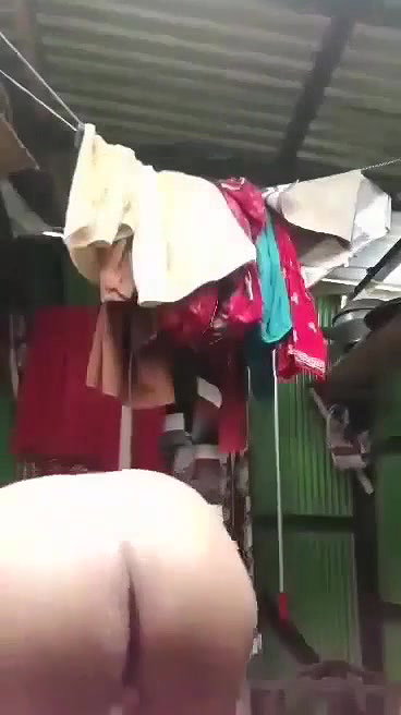 Indian girl nude bathing in village viral clip