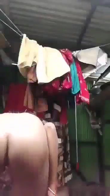 Indian girl nude bathing in village viral clip