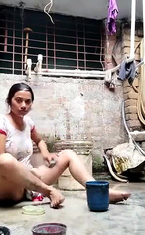 Jabalpur desi young girl nude bath viral clip