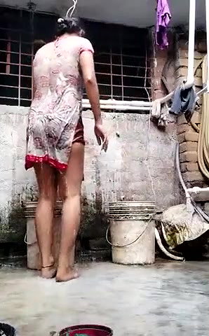 Jabalpur desi young girl nude bath viral clip