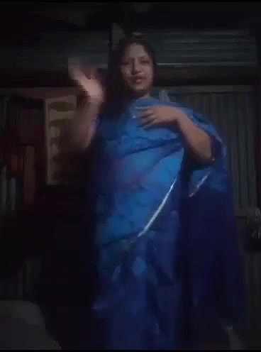 Desi bhabhi stripping saree and showing boobs