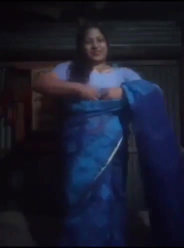 Desi bhabhi stripping saree and showing boobs