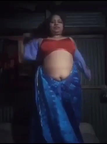 Desi bhabhi stripping saree and showing boobs