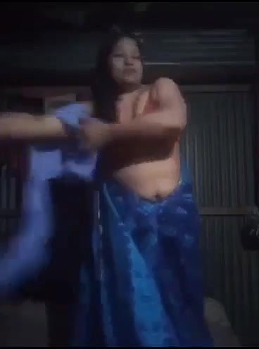 Desi bhabhi stripping saree and showing boobs
