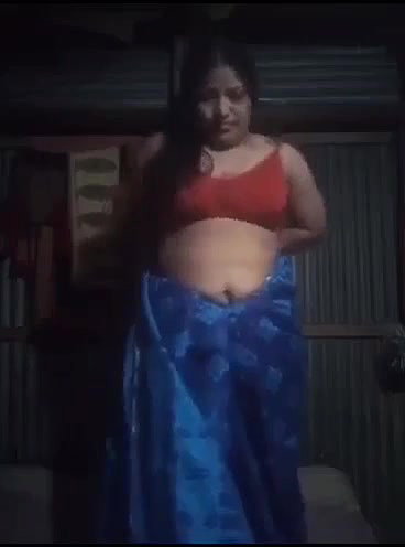 Desi bhabhi stripping saree and showing boobs