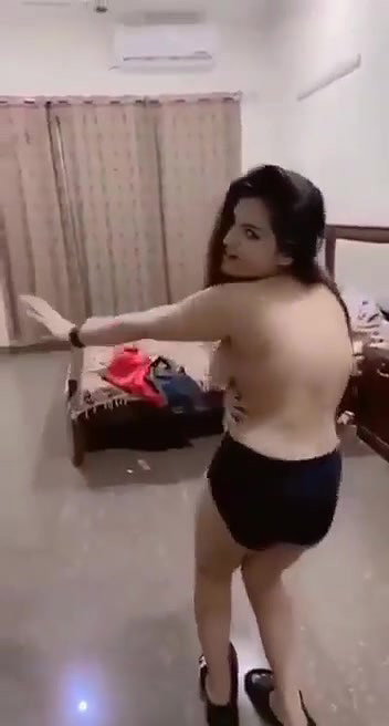 Pakistani sex slut dancing topless viral clip