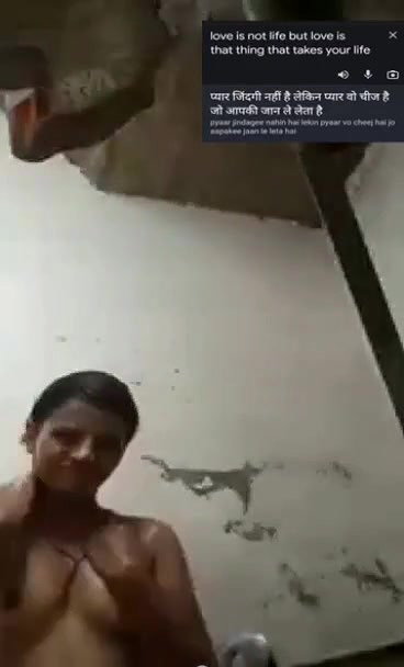 Tiny tits Indian girl bathing naked viral clip